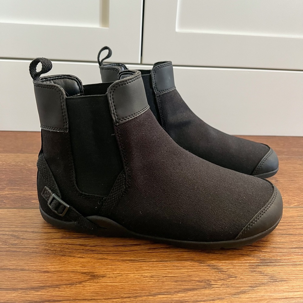Xero Women’s Black Vienna Chelsea Boot Size 7